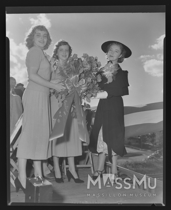 91.47.4329 3 women with flowers at Viaduct Dedication ceremony_positive